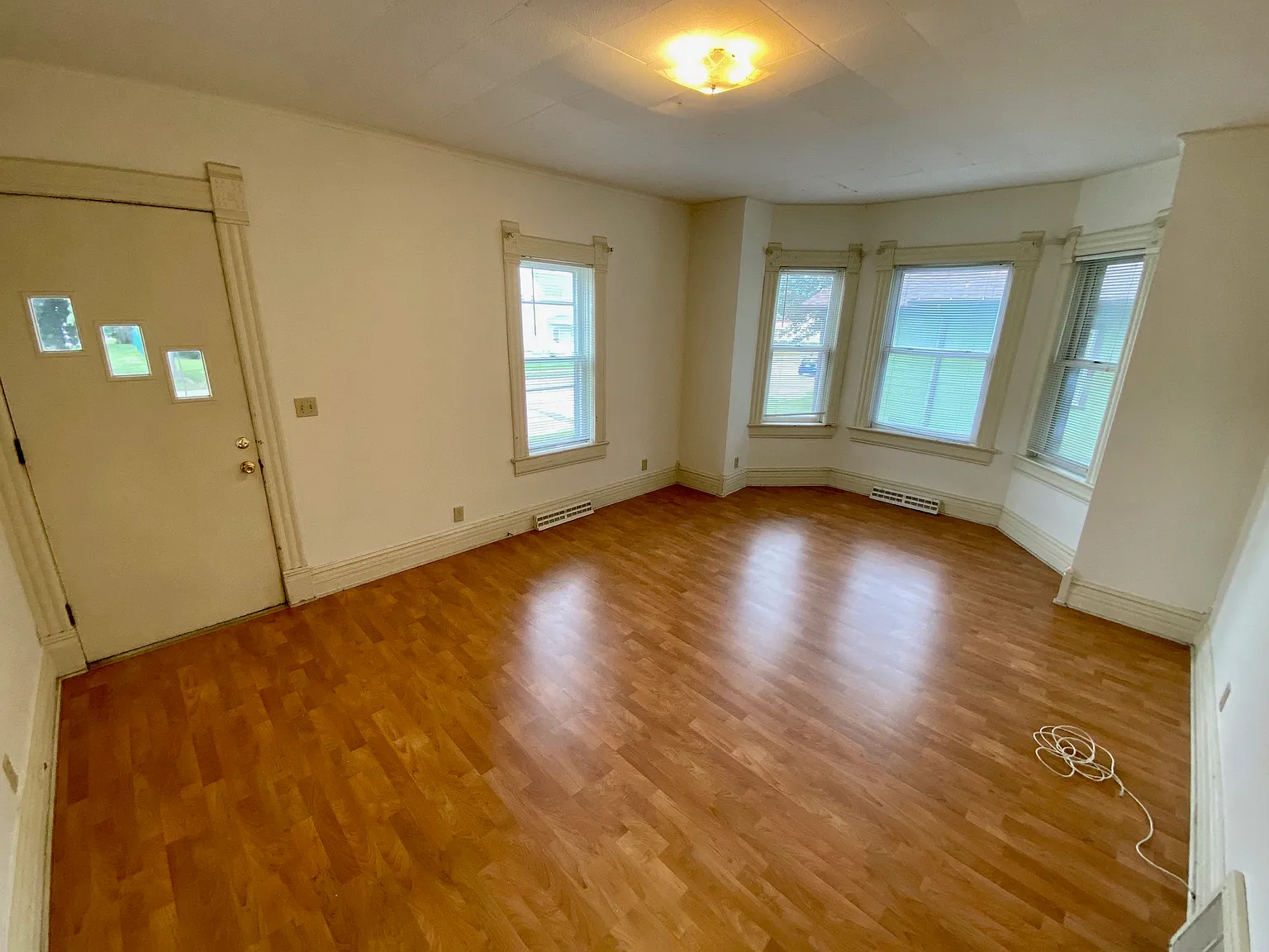 4 bed, $1,300 — Photo 2