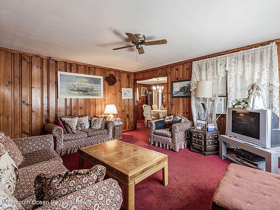 3rd image of 570 Holly Village Ln