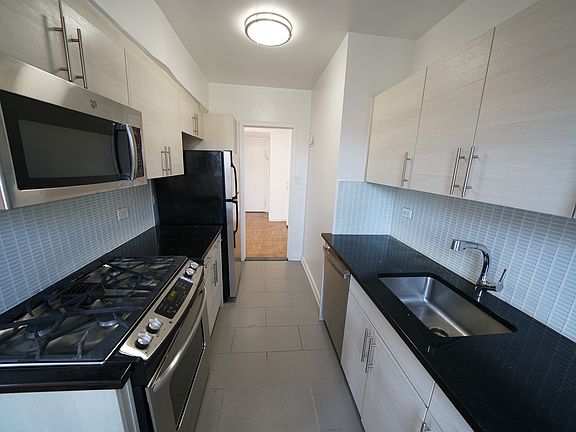 4th image of 125 E 87th St #15