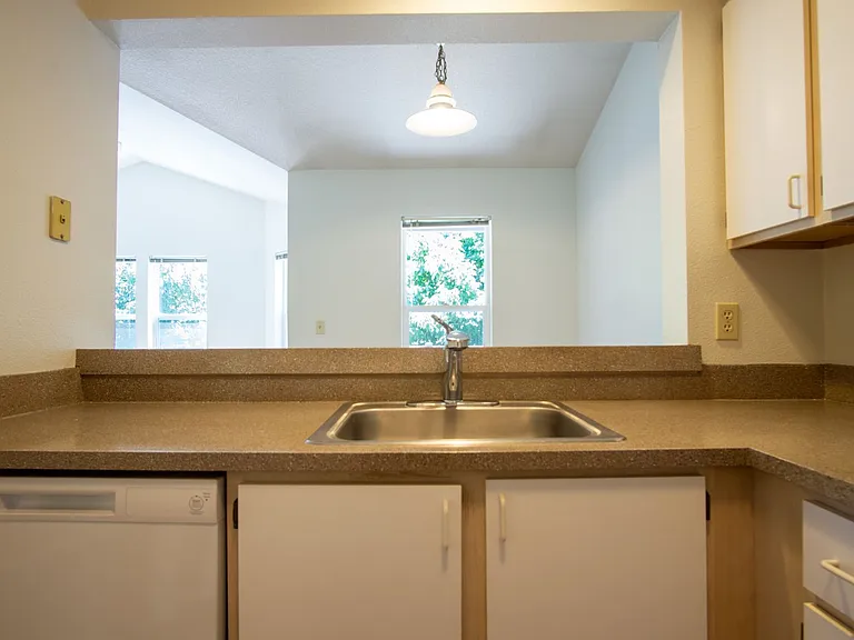 245 SW Hooker St #7 — Photo 1