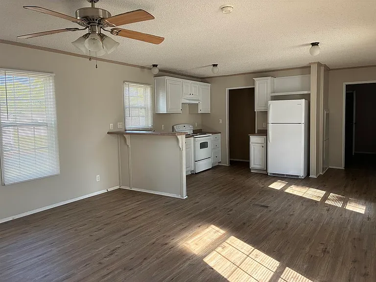 109 N Cedar Dr — Photo 2