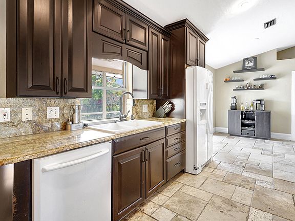 4th image of 1561 Honeysuckle Ave