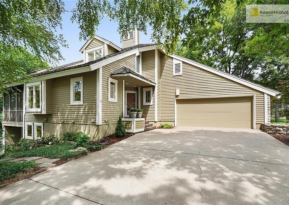 This light-filled home designed by David Dussair is the perfect combination of contemporary and comfortable.