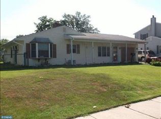 38 Fireside Ln, Levittown, PA