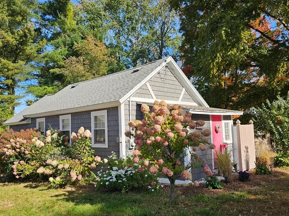 5 Lake Shore Dr, Wales, MA 01081