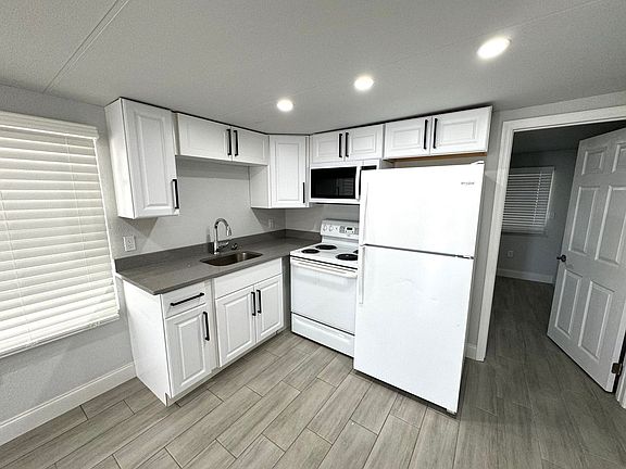 3rd image of 1007 51st Ave W #A