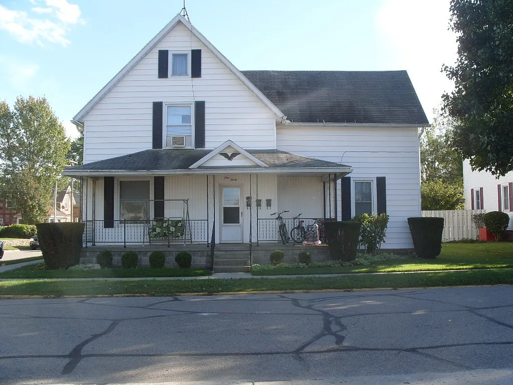 130 E South St photo 1