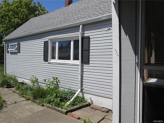 5th image of 261 Ludington St