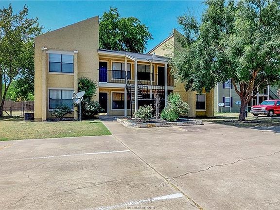 2nd image of 313 Manuel Dr APT D