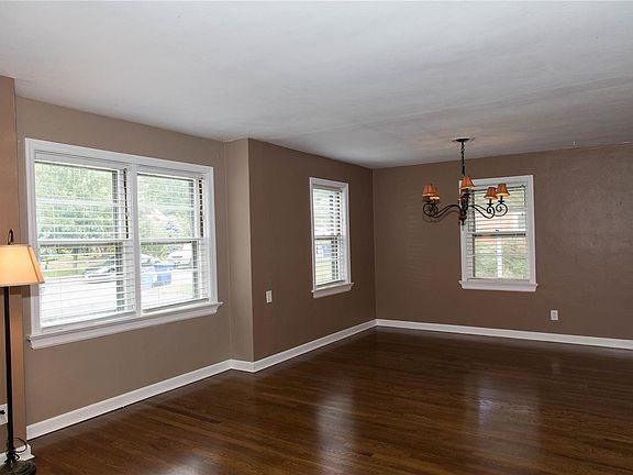 4th image of 11 Saint Thomas Ct