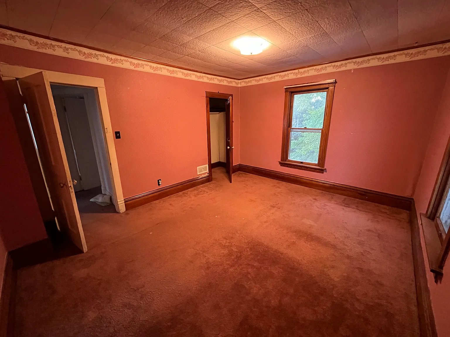 4 bed, 5740 sqft, $1,400 — Photo 2