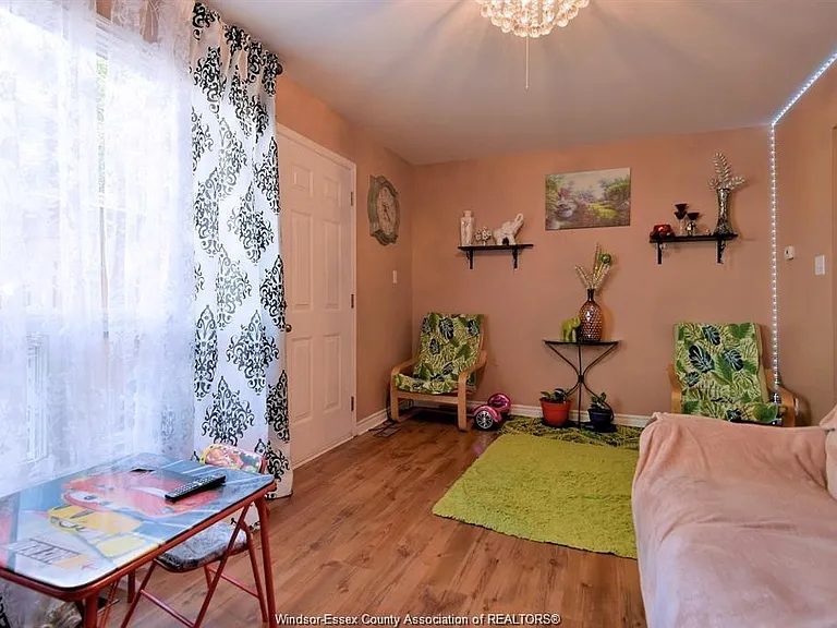 5468 Lassaline Ave — Photo 12