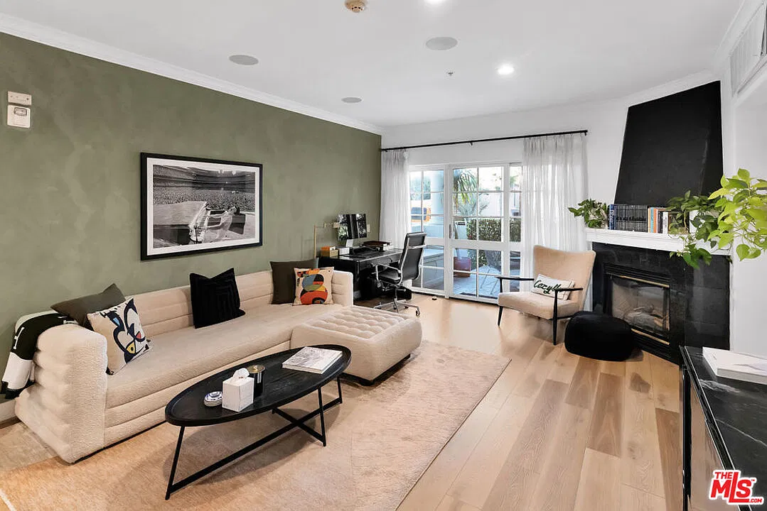 1 bed, 1.0 bath, 952 sqft, $6,100 — Photo 2