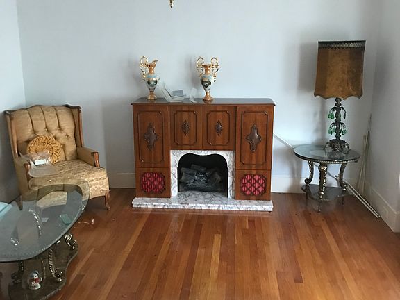 10-12 Taunton #1, living room