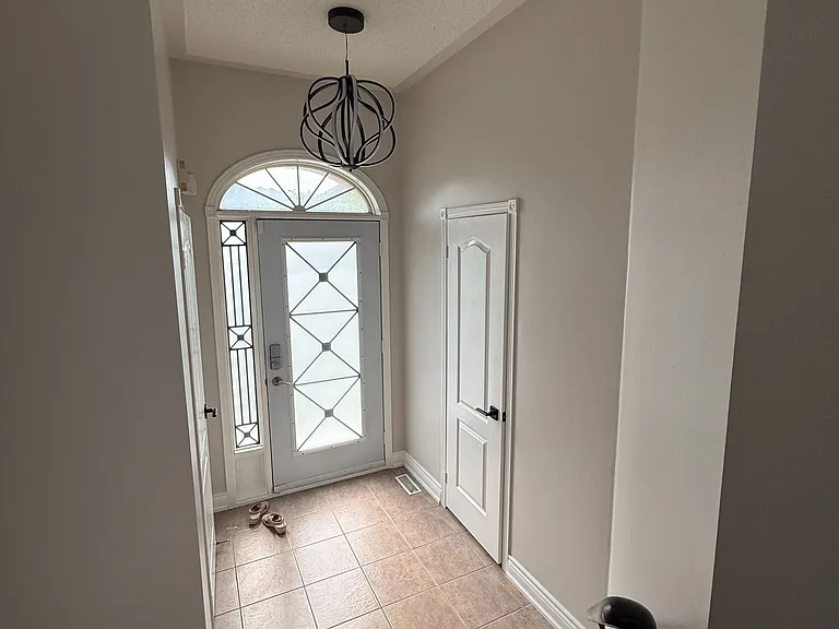 55 Queen Mary Dr — Photo 5