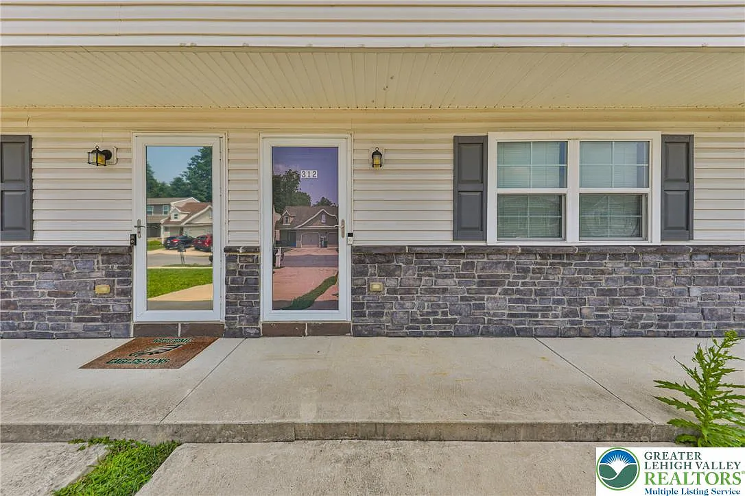 3 bed, 1.5 bath, 1491 sqft, $2,400 — Photo 2