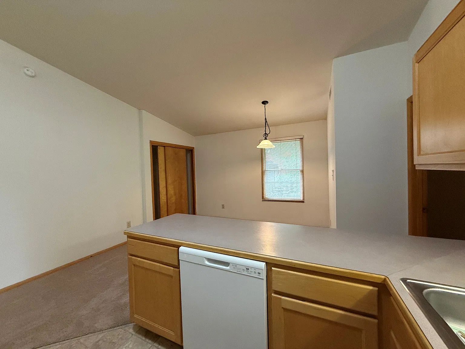 2 bed, 900 sqft, $1,350 — Photo 2