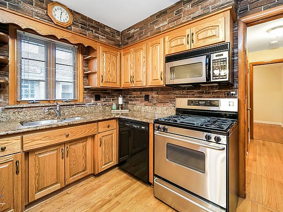 3rd image of 7643 N Oconto Ave