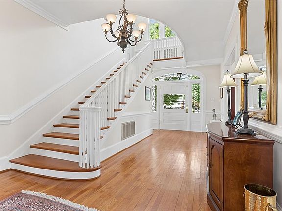 3rd image of 609 Bridge St