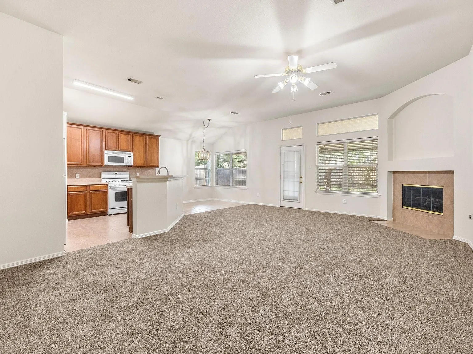 3 bed, 2.0 bath, 1509 sqft, $1,800 — Photo 4