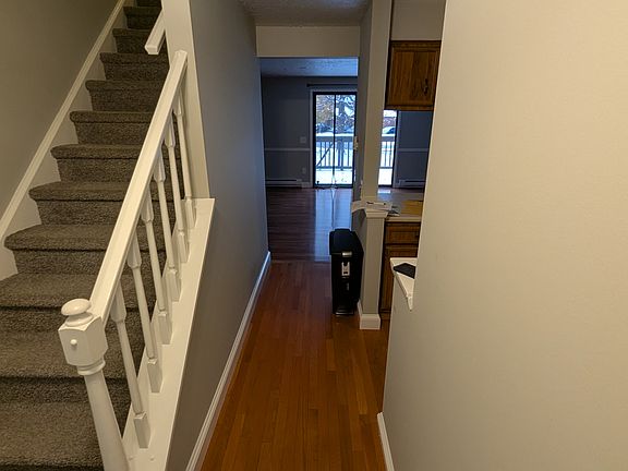 5th image of 51 Broxbourne Dr