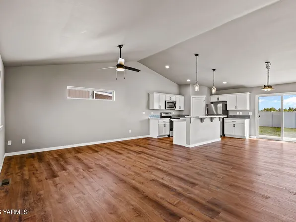 106 Walnut St, Tieton, WA 98947