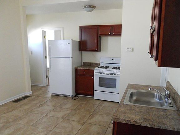 3rd image of 613 Washington St #1