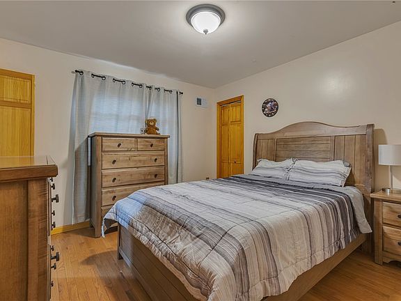 4th image of 865 Walnut St