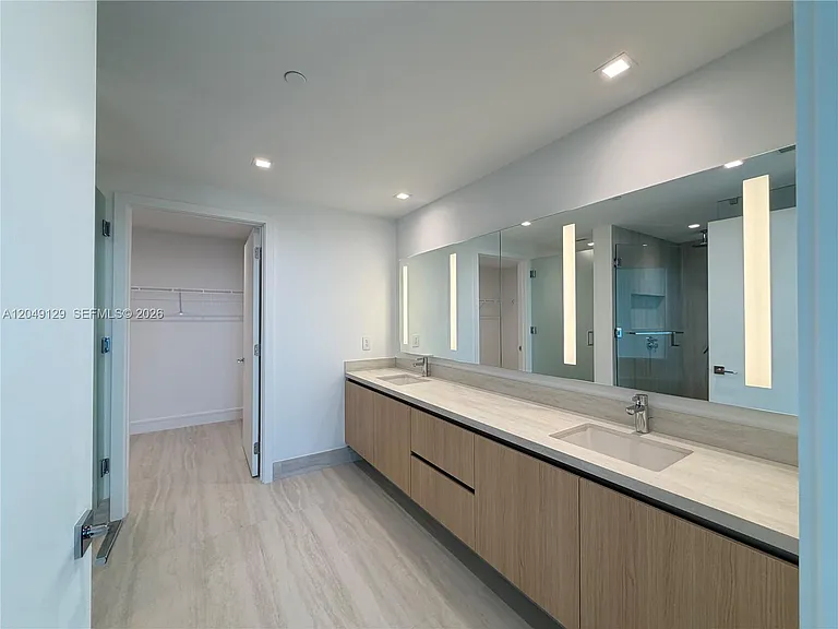 2411 Laguna Circle North 1411 #1411 — Photo 58