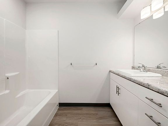3rd image of 430 E Elm St Unit 400