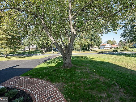 5th image of 942 Surrey Dr