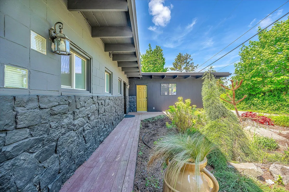 4 bed, 2826 sqft, $3,850 — Photo 2