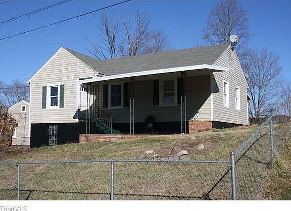 3rd image of 531 Circle Dr