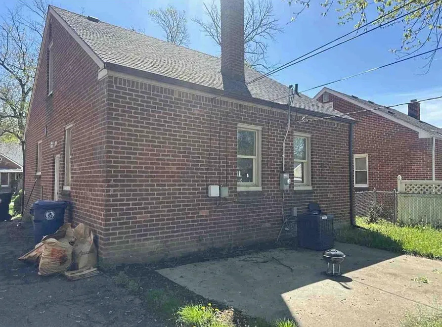 3 bed, 1213 sqft, $1,990 — Photo 2