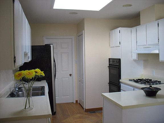 4th image of 170 Loyola Ave