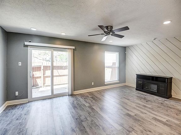 4th image of 815 Knights Bridge Ln APT B