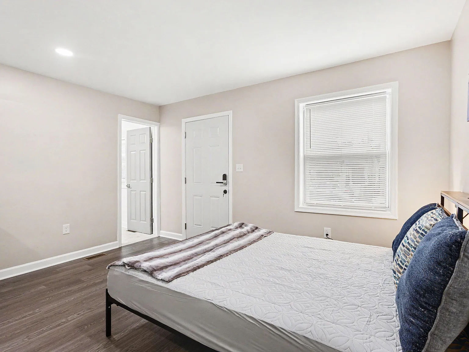 4 bed, 3.0 bath, 2050 sqft, $1,139 — Photo 2