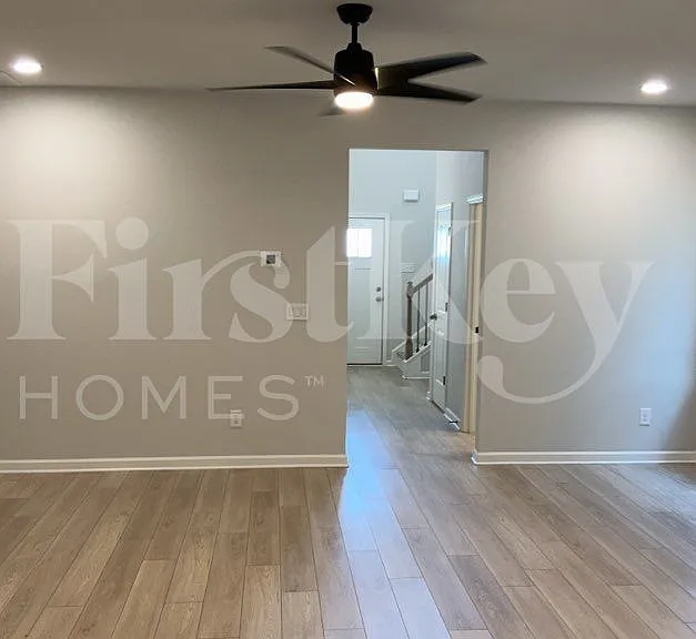 165 Tulip Dr — Photo 3