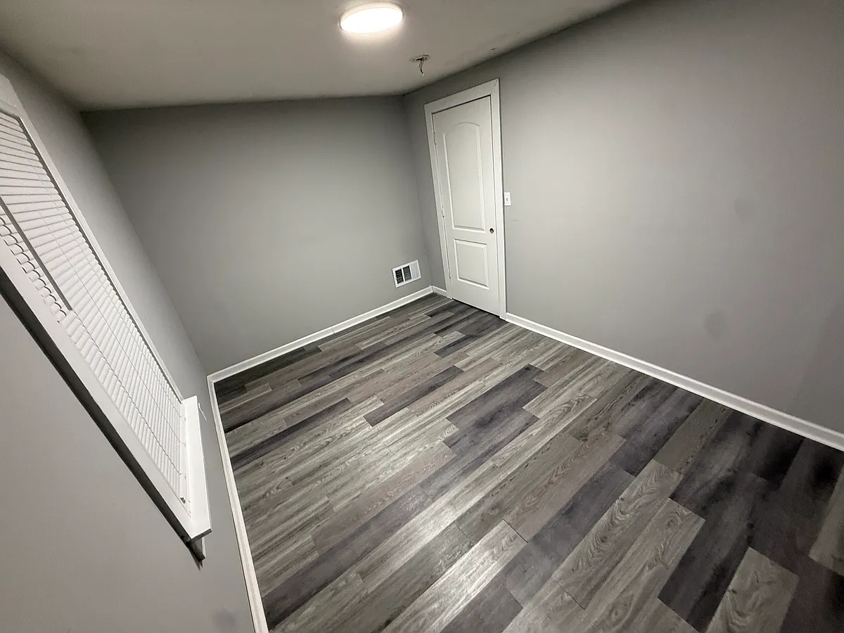 1st Bedroom - Walnut St