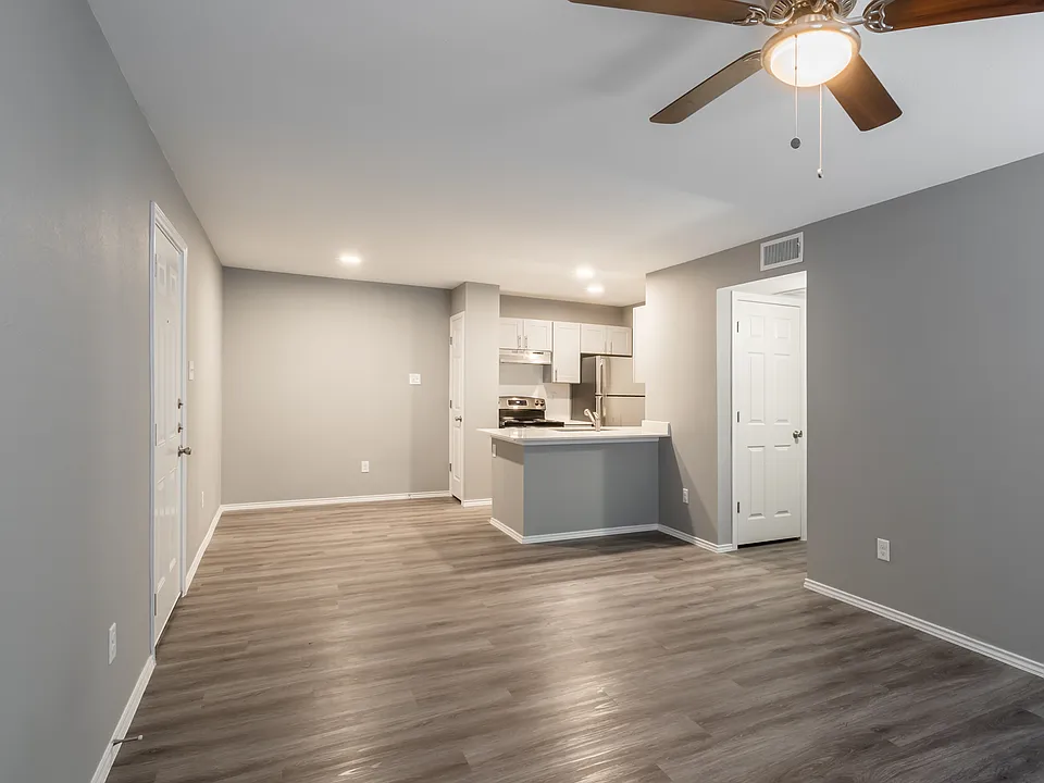 Crossings at Irving Apartments