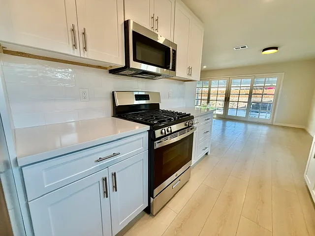 23130 Hartland St — Photo 7