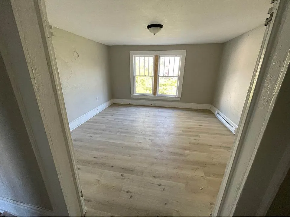 211 Oakwood Street - B — Photo 3