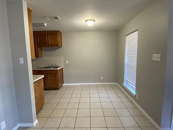 4th image of 615 Race St #B