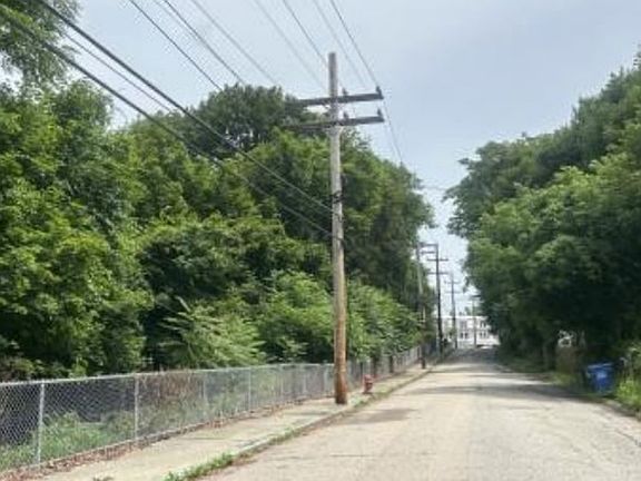 Exterior Neighborhood (street photo)