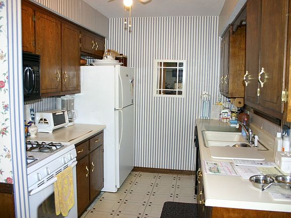 Nicely laid out kitchen.