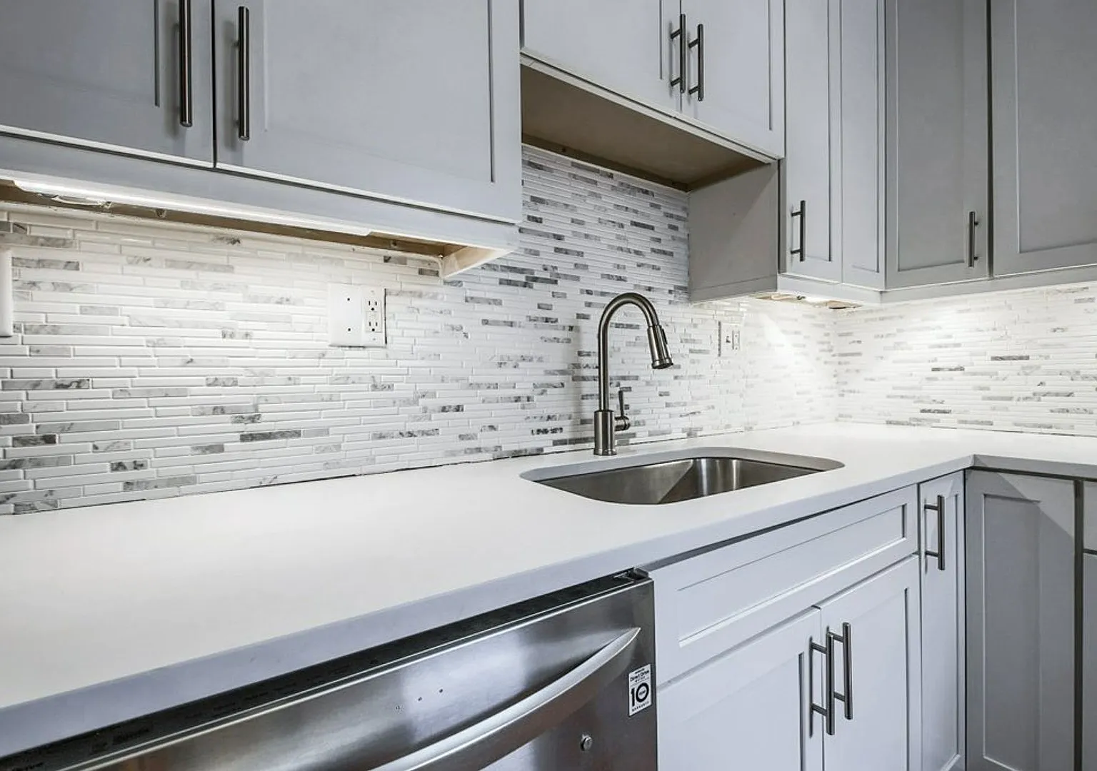 Dennison Ave 892-894 MLR — Photo 4