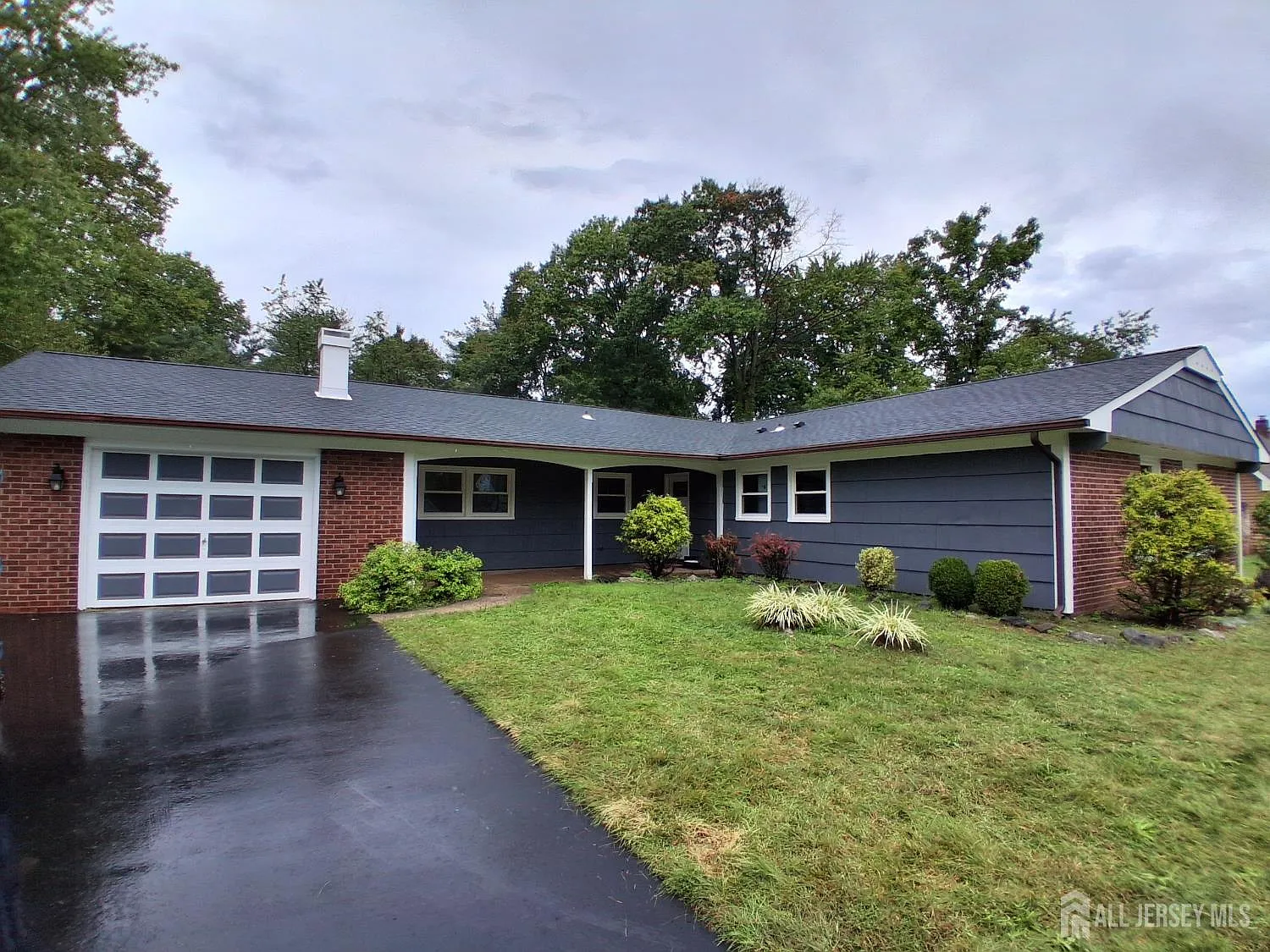 3 bed, 2.0 bath, 1887 sqft, $3,895 — Photo 4
