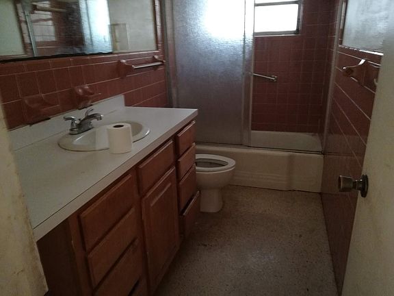 2nd image of 1606 Central Park Dr