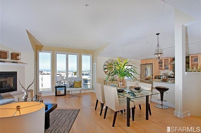 Sunlit, high ceiling, big windows