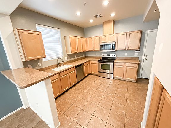 4th image of 1225 N 36th St Unit 1068